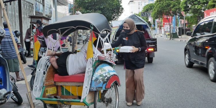 500 Sego Kucing Dibagikan Lazismu Kepada Para Pekerja Umum Di Pinggiran Jalan
