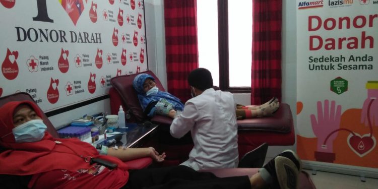 Kolaborasi Lazismu, Alfamart, PMI, IDI, dan BPOM Dalam Aksi Donor Darah