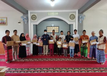 Lazismu Donorejo Bagikan Al Quran dan Santunan Pendidikan Bagi Anak Yatim