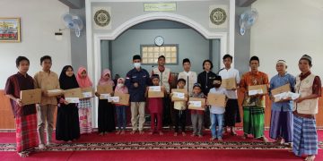 Lazismu Donorejo Bagikan Al Quran dan Santunan Pendidikan Bagi Anak Yatim