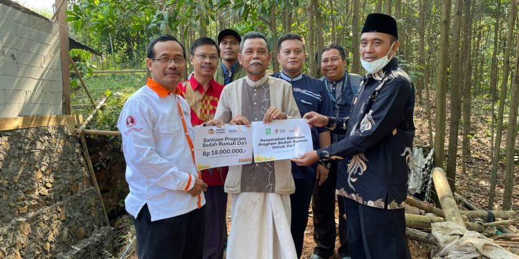 Rusak Tertimpa Longsor, Dai Muhammadiyah Ini Terima Bantuan Bedah Rumah Dari Lazismu