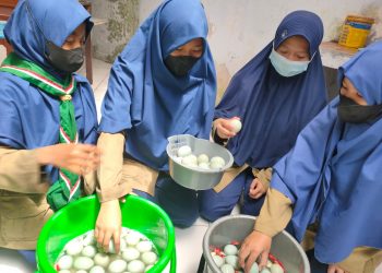 Bekali siswa wirausaha, MTs Muhammadiyah 1 Muntilan Produksi Telur Asin. 