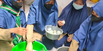 Bekali siswa wirausaha, MTs Muhammadiyah 1 Muntilan Produksi Telur Asin. 