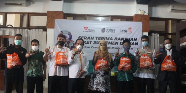 Kasus Covid-19 Menurun, Lazismu Tetap Bagikan Paket Bantuan Isoman