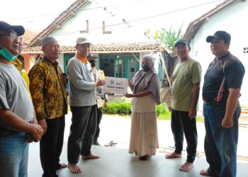 Saat Hujan Selalu Kebocoran, Lazismu Bligo Pekalongan Bantu Rehap Rumah Ibu Muslimah