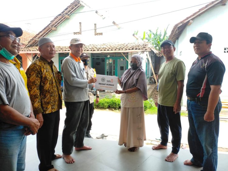 Saat Hujan Selalu Kebocoran, Lazismu Bligo Pekalongan Bantu Rehap Rumah Ibu Muslimah