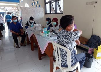 Hujan Tak Surutkan Niat Warga Ikut Vaksinasi di SMK Muhammadiyah Kedungwuni