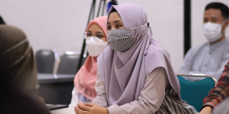 Tangis Haru Guru Warnai Launching Beasiswa Sang Surya