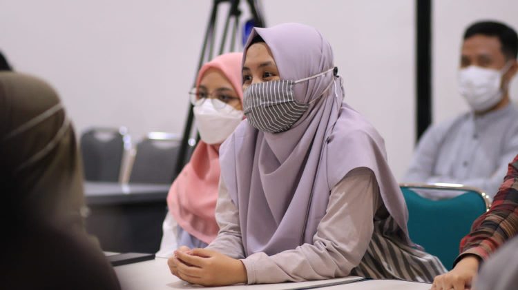 Tangis Haru Guru Warnai Launching Beasiswa Sang Surya