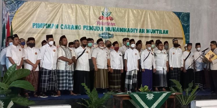 Kenakan Sarung, PC Pemuda Muhammadiyah Muntilan Dilantik