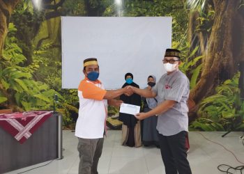 Jama’ah Pengajian Al Ahda Serahkan Bantuan Erupsi Semeru Melalui Lazismu