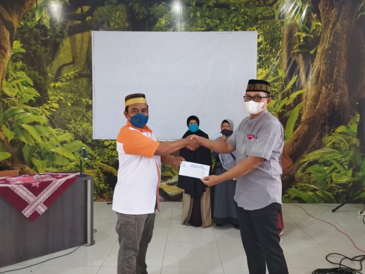 Jama’ah Pengajian Al Ahda Serahkan Bantuan Erupsi Semeru Melalui Lazismu