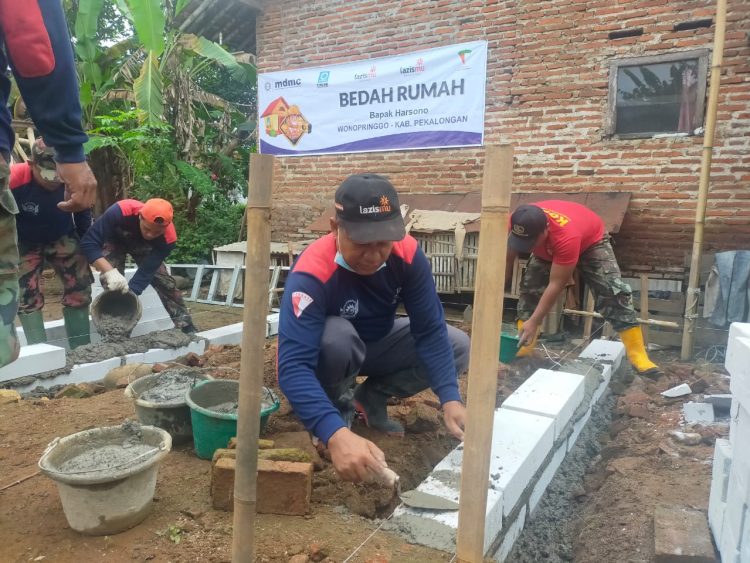 Tiga Tahun Tinggal di Emperan Bekas Rumah Tua, Lazismu Kab. Pekalongan Bangunkan Rumah Harsono