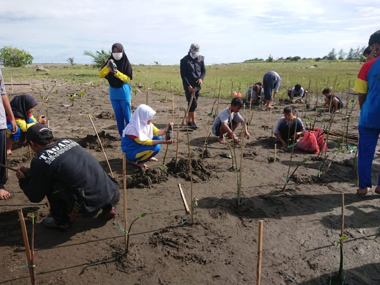 Cegah Abrasi Pantai Bersama Lazismu dan IPM