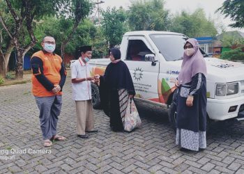 Ibunda Ustadz Arifin Ilham Donasi Armada Pick Up Untuk Lazismu