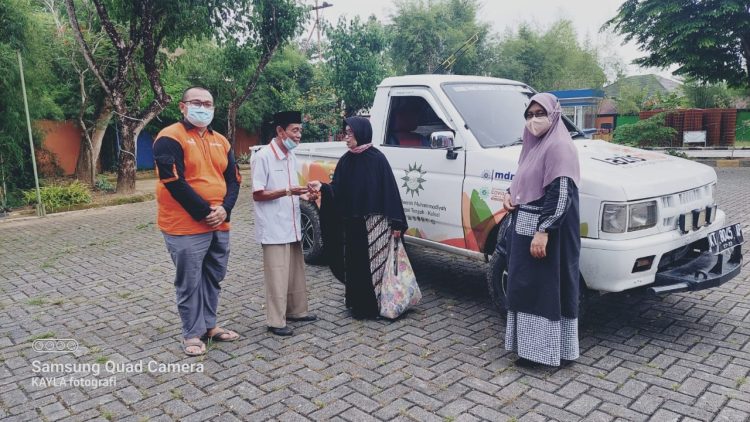 Ibunda Ustadz Arifin Ilham Donasi Armada Pick Up Untuk Lazismu