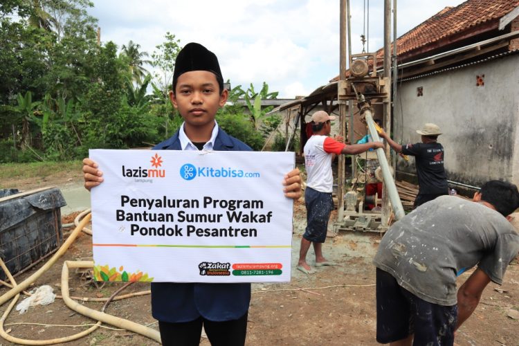 Lazismu Penuhi Kebutuhan Air Untuk Para Santri Dengan Sumur Wakaf