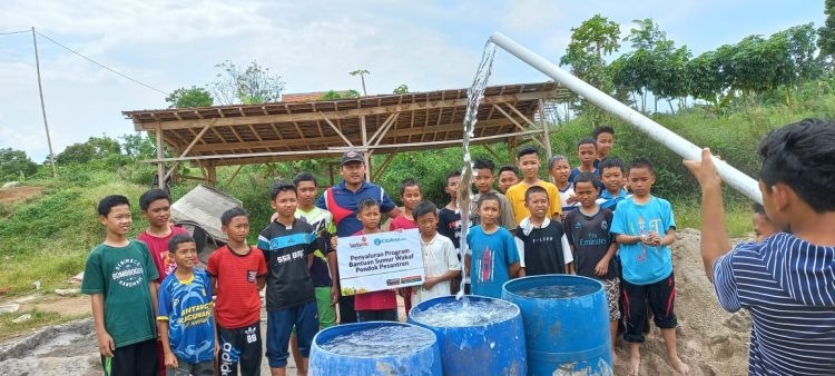 Lazismu Penuhi Kebutuhan Air Untuk Para Santri Dengan Sumur Wakaf
