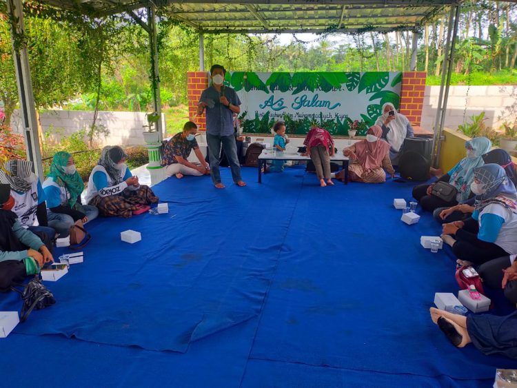 Emak – emak Relawan Edukasi Covid-19, Ceritakan Suaminya Yang Tidak Mau Di Vaksin