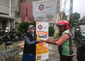 Di Depan Kantor Baru, Lazismu Bagikan Takjil