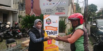 Di Depan Kantor Baru, Lazismu Bagikan Takjil