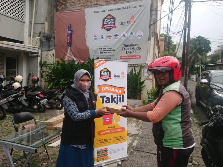 Di Depan Kantor Baru, Lazismu Bagikan Takjil