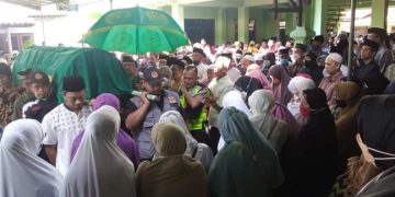 Lautan Manusia Lepas Kepergian KH Zen Fanani