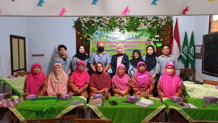 Penanganan Sampah Organik Rumah Tangga Melalui Kerjasama UNISA Yogyakarta Dan BSA Treko Magelang