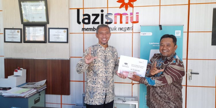 Beasiswa Lazismu Bagi 10 Mahasiswa FKIP Unikal
