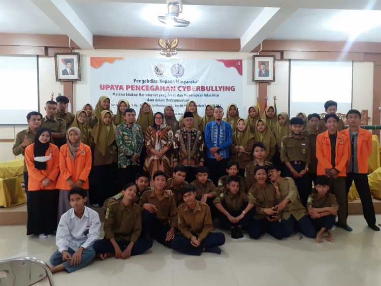 Mereduksi Cyberbullying Di Kalangan Pelajar SMK Muhammadiyah 1 Moyudan, Sleman