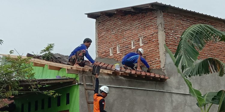 Lazismu Kabupaten Pekalongan Bantu Rehab Rumah Warga Kajen Korban Puting Beliung