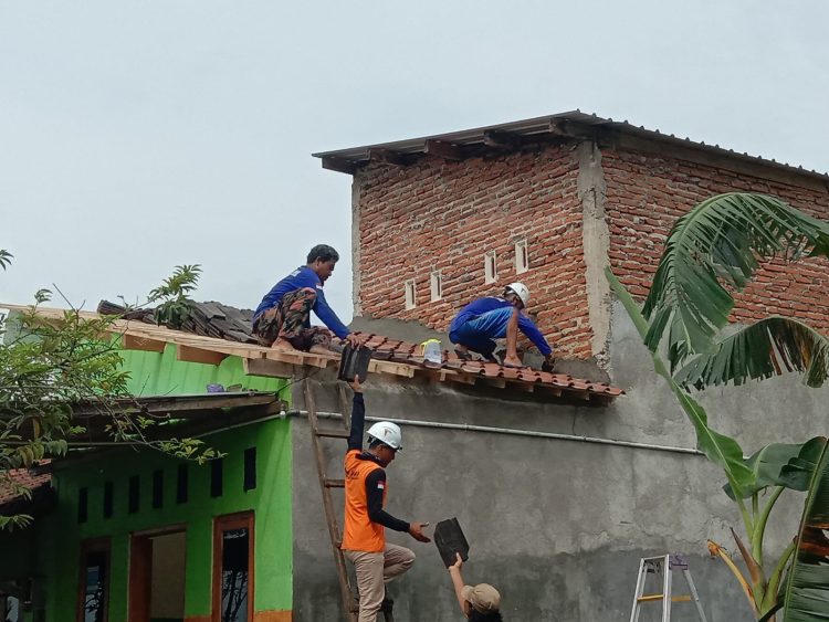 Lazismu Kabupaten Pekalongan Bantu Rehab Rumah Warga Kajen Korban Puting Beliung