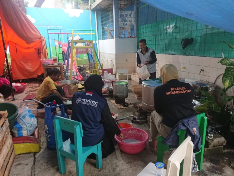Geliat Juru Masak Dapur Umum Poskor Muhammadiyah Di Cianjur
