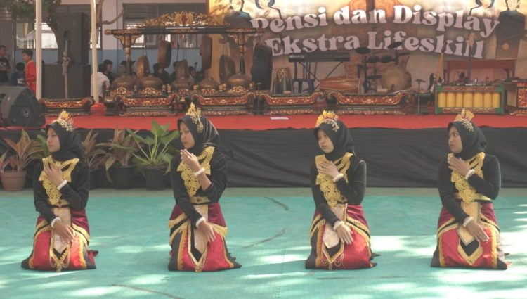 Full Senyum Fortasi SMA Muhammadiyah 1 Muntilan tampilkan 10 Display Ektsrakulikuler dan 11 Lifeskill