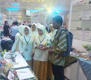 Tim riset siswa SMP Muhammadiyah Plus Gunungpring saat ikut kompetisi di Malaysia