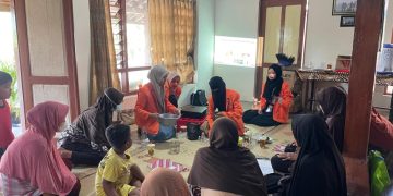 Ide Cerdas Mahasiswa  KKN UAD: Ubah Kulit Pisang Menjadi Sabun Cuci Piring