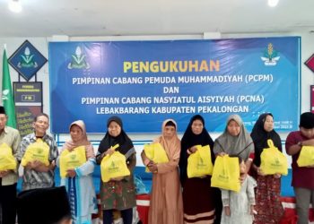 Lazismu Kantor Layanan Nasyiyatul Aisyiyah Kabupaten Pekalongan Bagikan Sembako dan Rendang di Lebakbarang