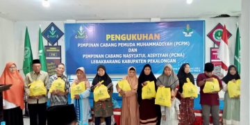 Lazismu Kantor Layanan Nasyiyatul Aisyiyah Kabupaten Pekalongan Bagikan Sembako dan Rendang di Lebakbarang