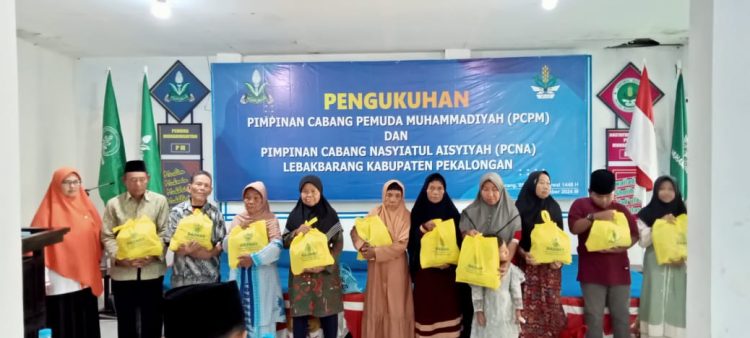 Lazismu Kantor Layanan Nasyiyatul Aisyiyah Kabupaten Pekalongan Bagikan Sembako dan Rendang di Lebakbarang