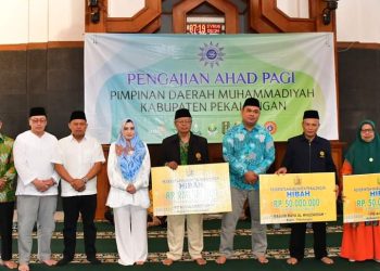 Bupati Pekalongan Serahkan Hibah Senilai 350 juta rupiah untuk Muhammadiyah dan Aisyiyah