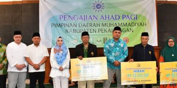 Bupati Pekalongan Serahkan Hibah Senilai 350 juta rupiah untuk Muhammadiyah dan Aisyiyah