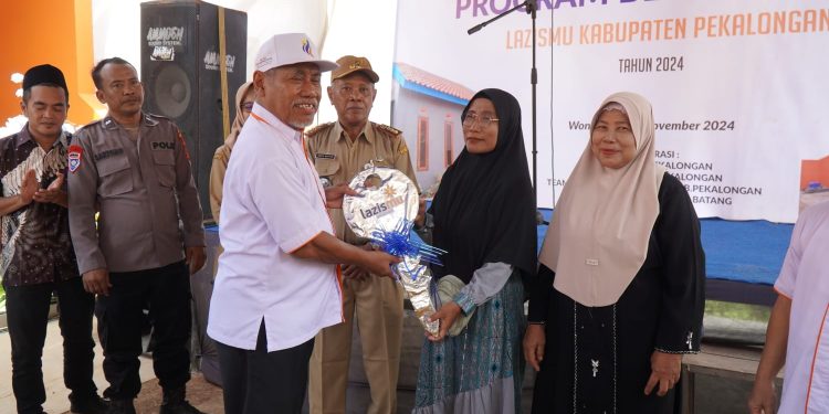 Peringati Milad Muhammadiyah ke-112, Lazismu Kabupaten Pekalongan Serahkan Bantuan Relokasi Rumah Korban Banjir Rob