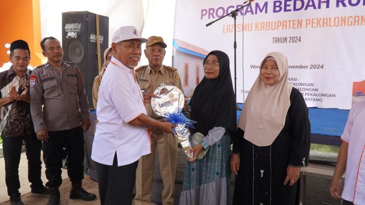 Peringati Milad Muhammadiyah ke-112, Lazismu Kabupaten Pekalongan Serahkan Bantuan Relokasi Rumah Korban Banjir Rob