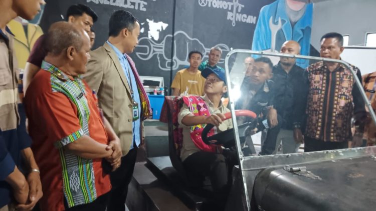 Wamendikdasmen Fajar Kunjungi SMA PGRI Plus Mnenalete , SMA Pembuat Mobil Listrik di Timor Tengah Selatan