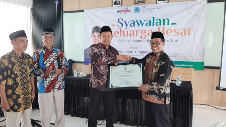 Keluarga Besar SMK Mudamu Muntilan Gelar Syawalan Ceria di Ketep Pass