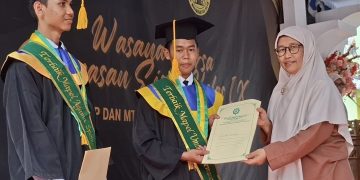 Wasana Warsa SMP dan MTs Muhammadiyah Krakitan Salam: Puluhan Siswa Berprestasi Terima Penghargaan
