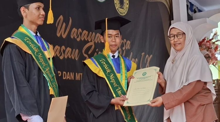 Wasana Warsa SMP dan MTs Muhammadiyah Krakitan Salam: Puluhan Siswa Berprestasi Terima Penghargaan