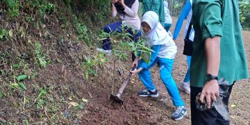 Fortasi SMA Mutual ajak siswa baru bersih-bersih Kota dan lakukan penghijauan di gunung Tidar Magelang