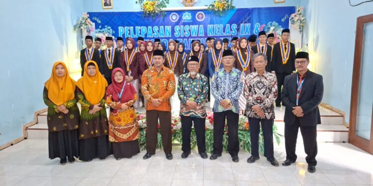 MTs Muhammadiyah 1 Muntilan Wisuda 25 Tahfidz, Perkuat Komitmen Cetak Generasi Qur’ani