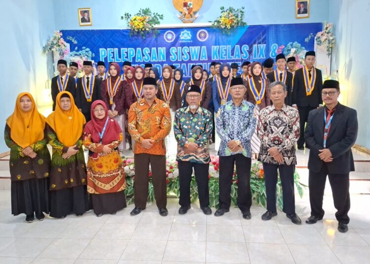 MTs Muhammadiyah 1 Muntilan Wisuda 25 Tahfidz, Perkuat Komitmen Cetak Generasi Qur’ani